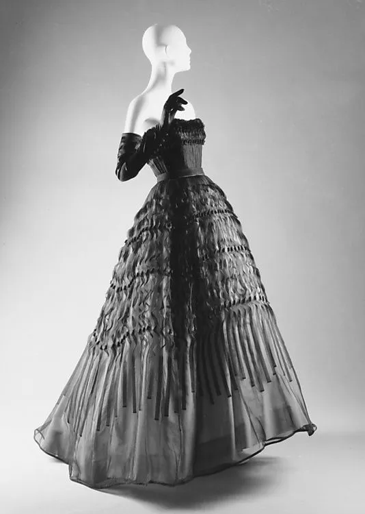 Quand les maisons rachètent leur propre légende : l'étrange marché des archives de couture