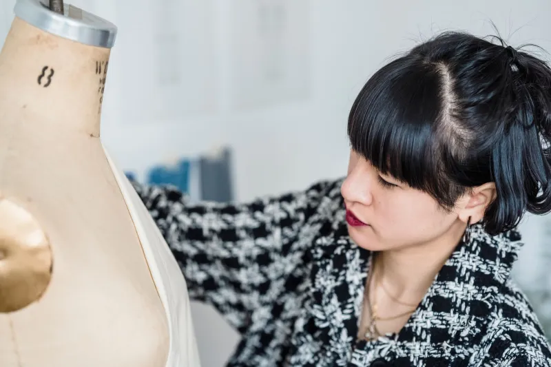 Métamorphoser sans trahir : l'art parisien de réinventer ses pièces de couture